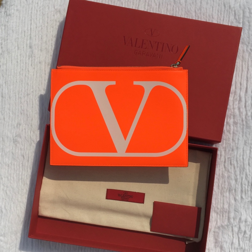 Valentino Garavani Medium VLOGO Flat Leather Pouch